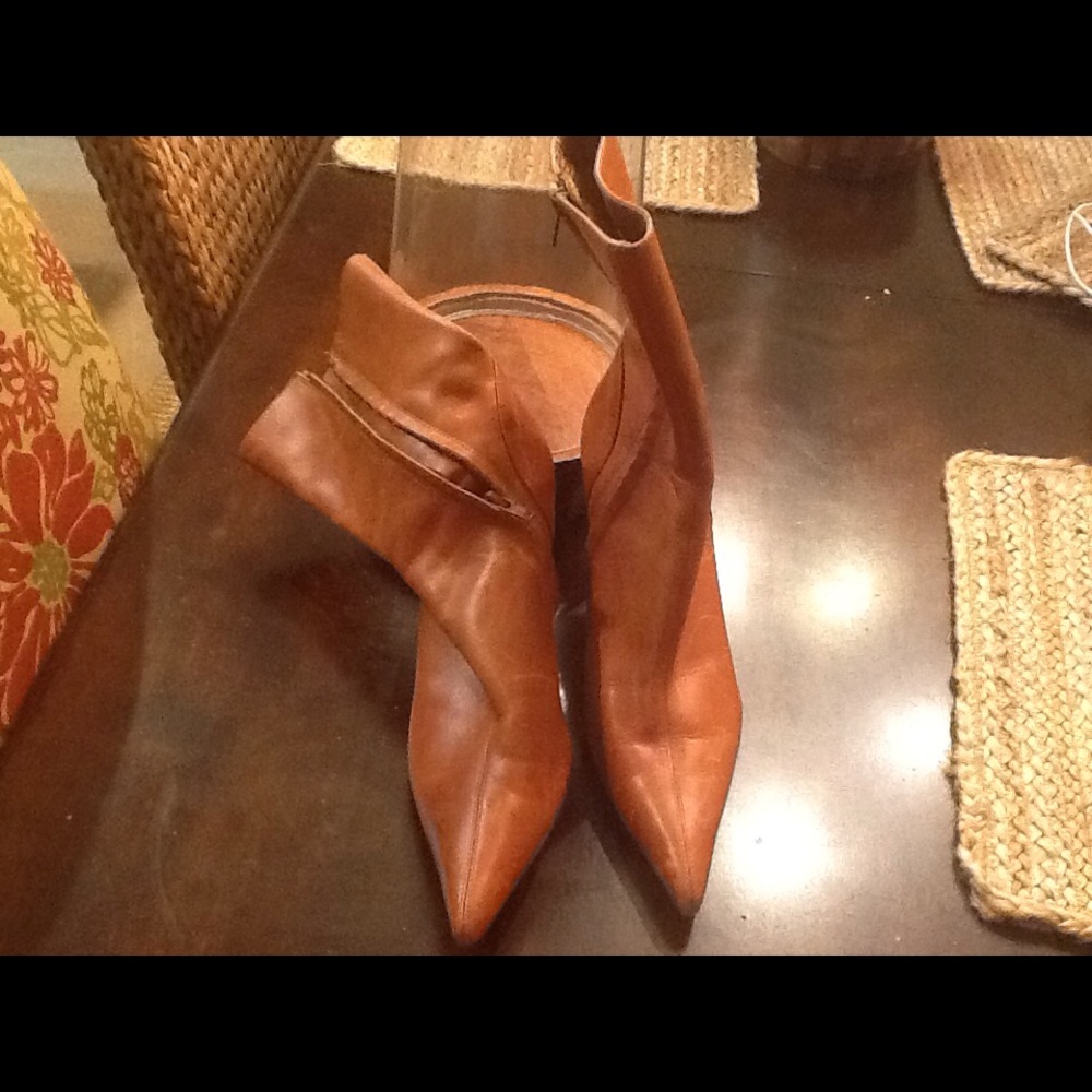Camel booties